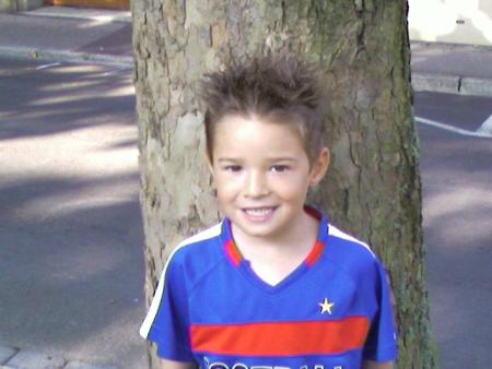 lui c'est steven mon demi frere il est gentille aussi